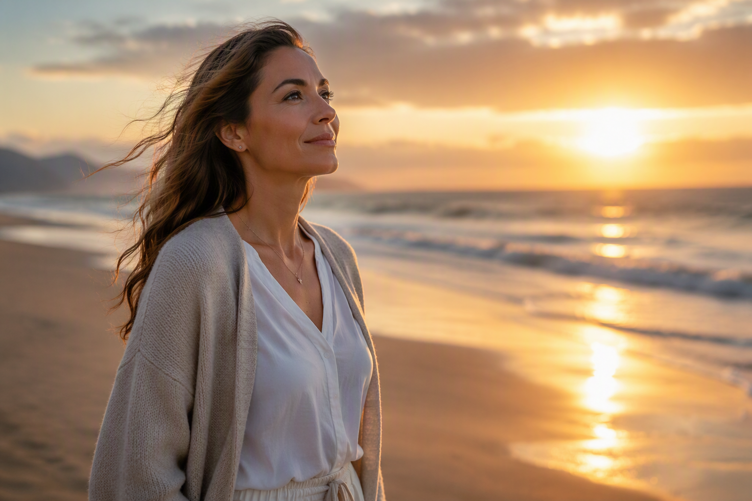 Mujer mirando el horizonte pensando en su futuro amoroso